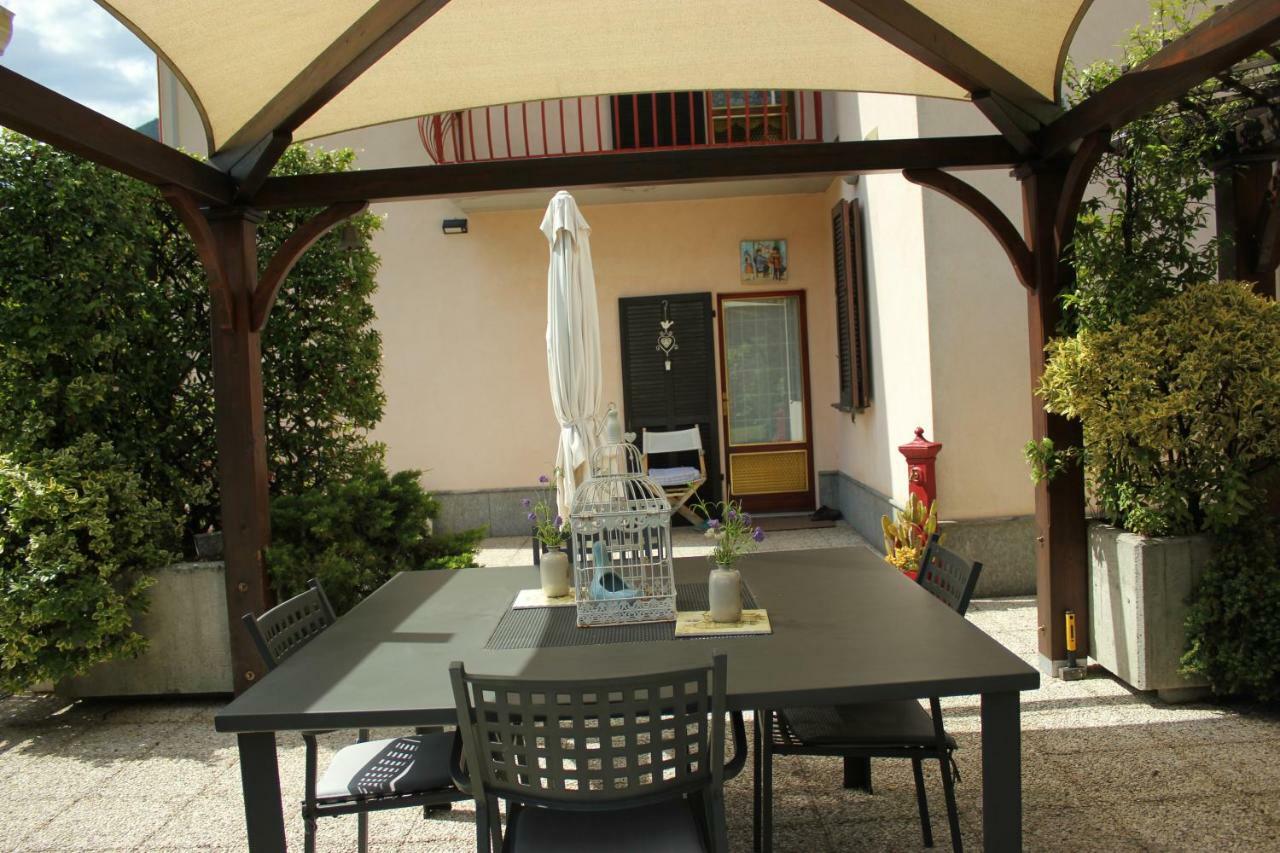 Villa La casa rosa Sernio Exterior foto